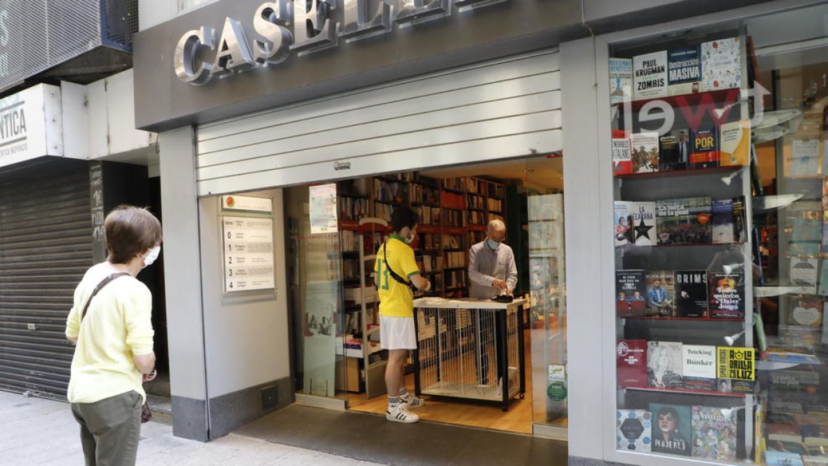La llibreria Caselles de Lleida ahir, que va atendre els clients amb cita prèvia a la porta del comerç.