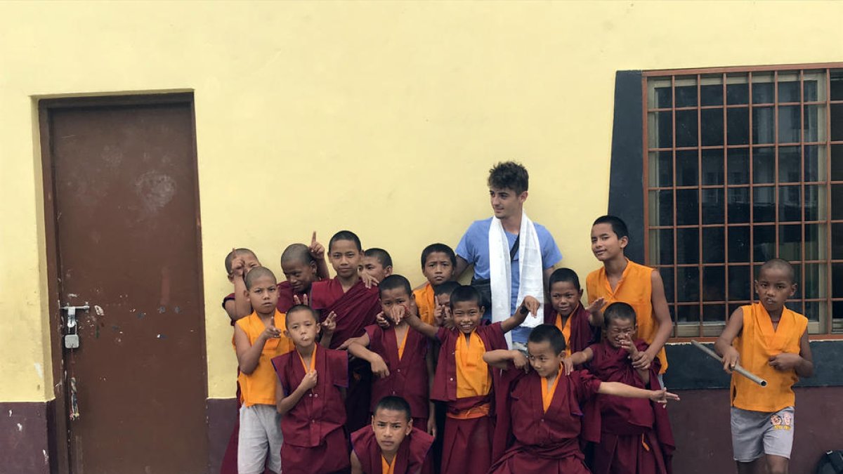 Aleix Porras, amb nens monjos d’un monestir budista a Katmandú, on va estar a l’estiu.