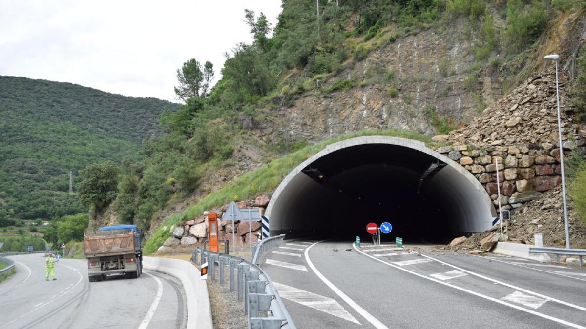 El despreniment va obligar a tallar el pas pel túnel del Bordar durant el dia.