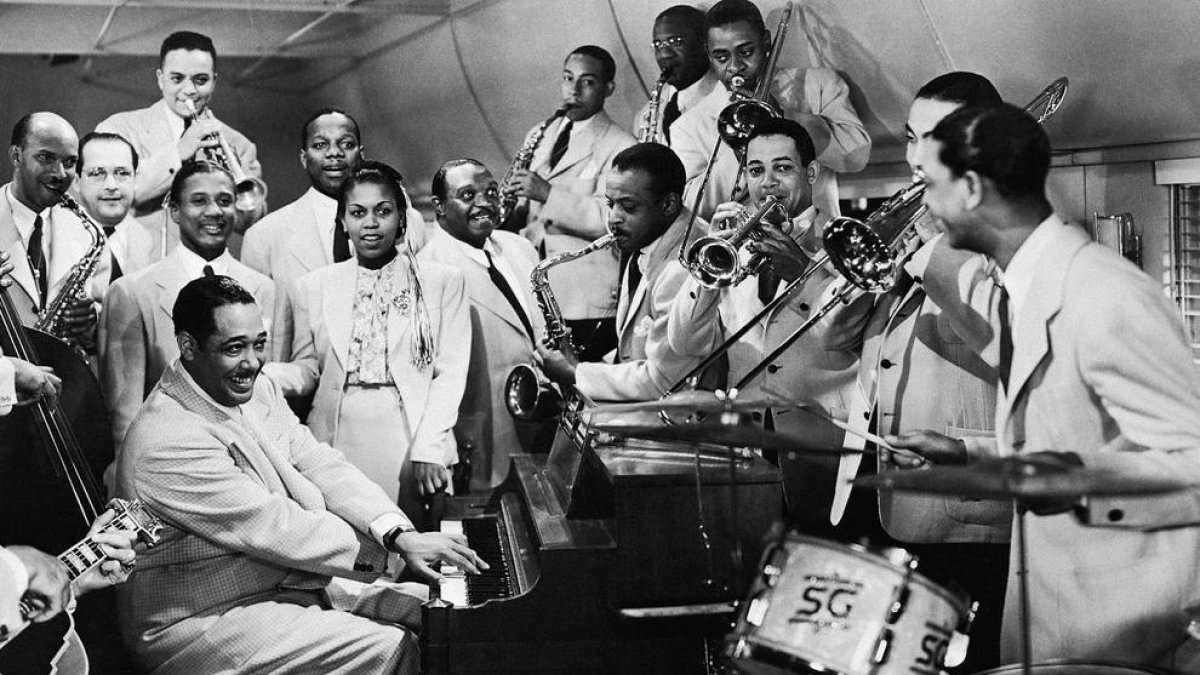 El gran Duke Ellington rodeado de una big band.