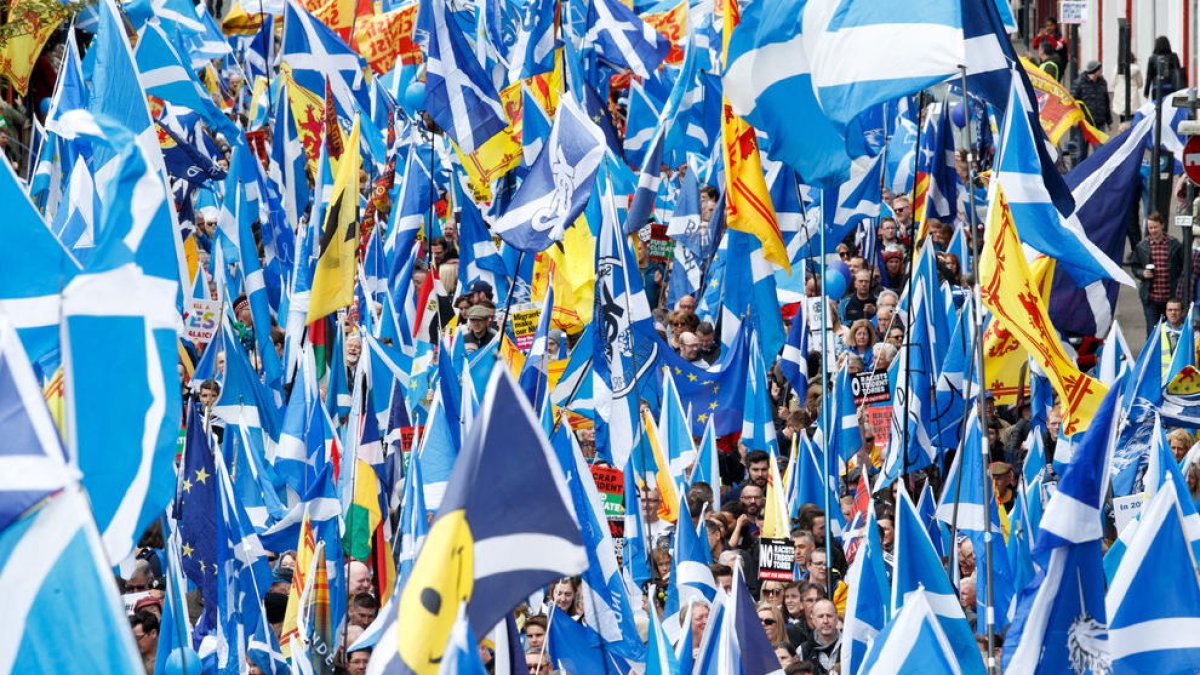 Escocia se llenó ayer de banderas para reclamar una nueva consulta sobre la independencia. 