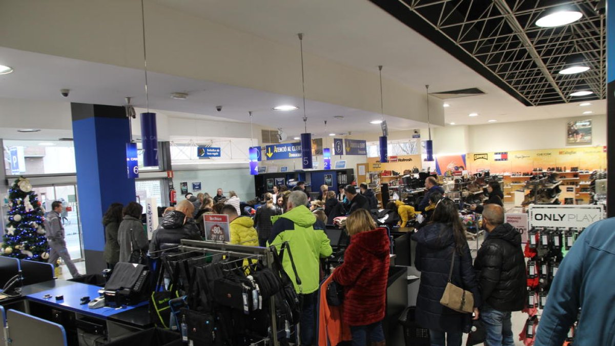 Colas de clientes haciendo las últimas compras en Unipreus.