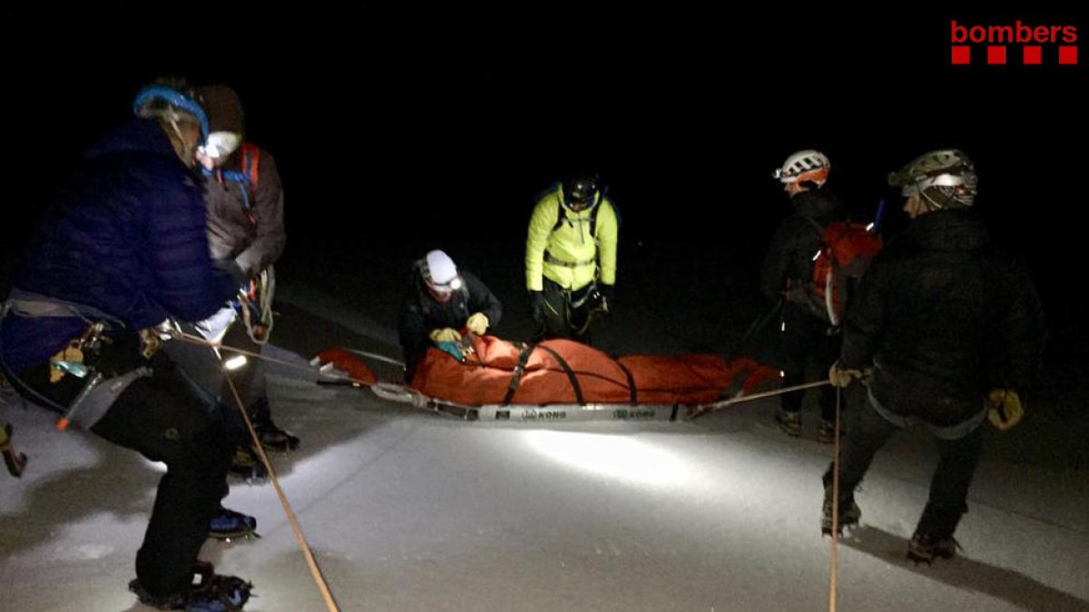 Momento en el que los equipos de emergencias evacuaron el sábado al alpinista accidentado. 