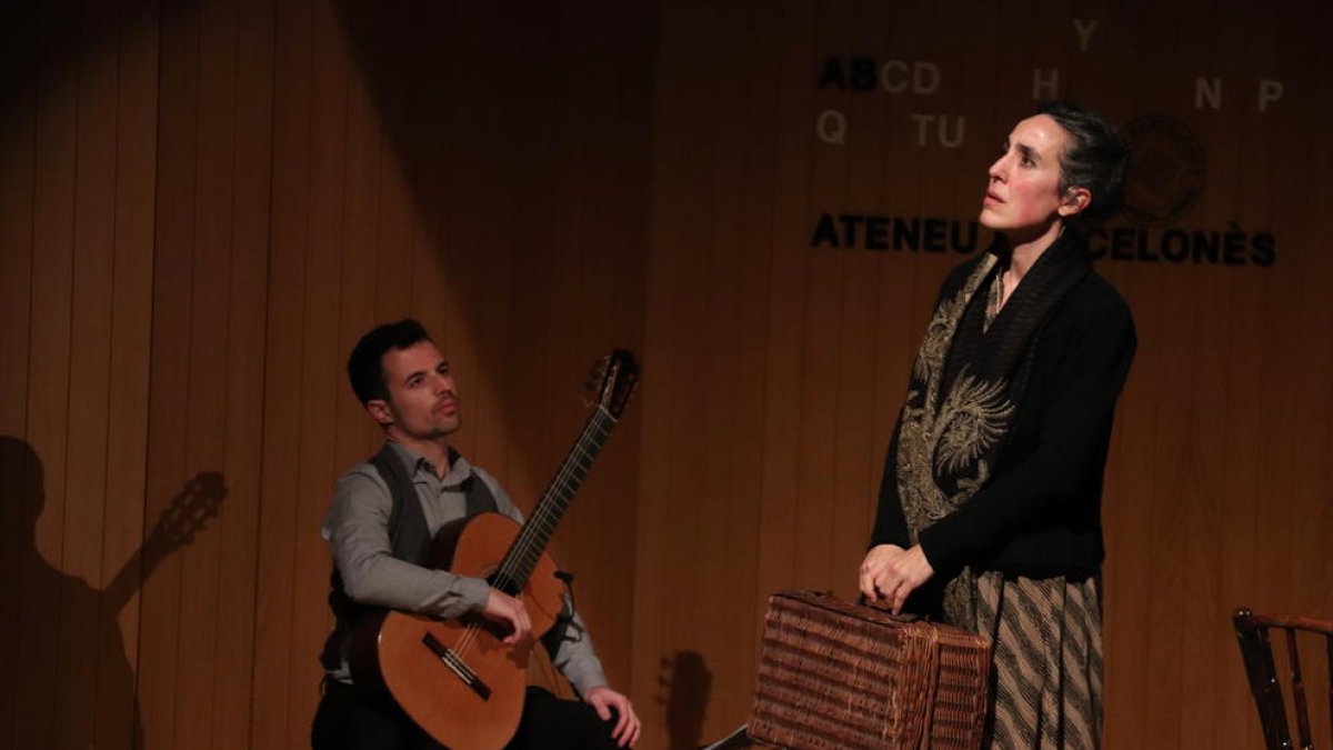 Elisenda Rué i el guitarrista Izan Rubio van donar vida a l’espectacle.