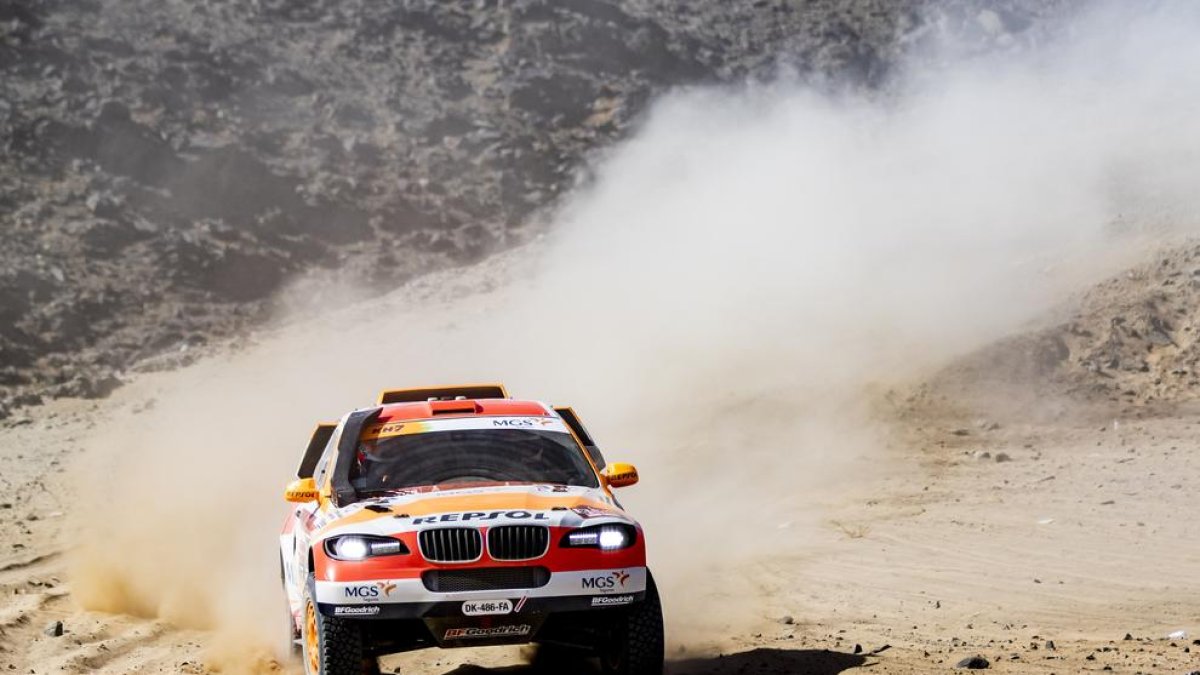 El vehículo de Isidre Esteve y Txema Villalobos, en un momento de la primera etapa del Dakar, en la que sufrió dos pinchazos.