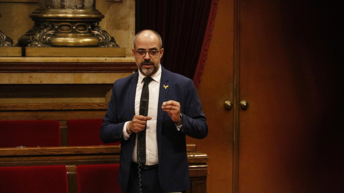 El conseller d’Interior, Miquel Buch, durant la intervenció ahir al Parlament.