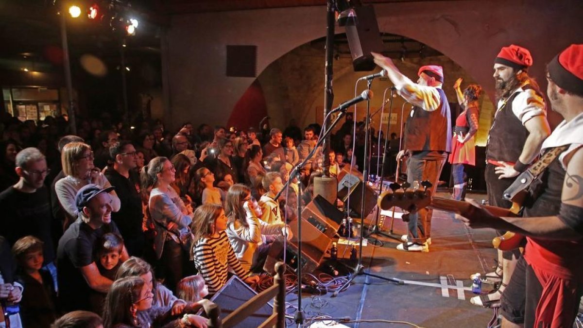 Petits i grans van disfrutar d'allò més ahir al Cafè del Teatre amb les versions del cançoner popular català.