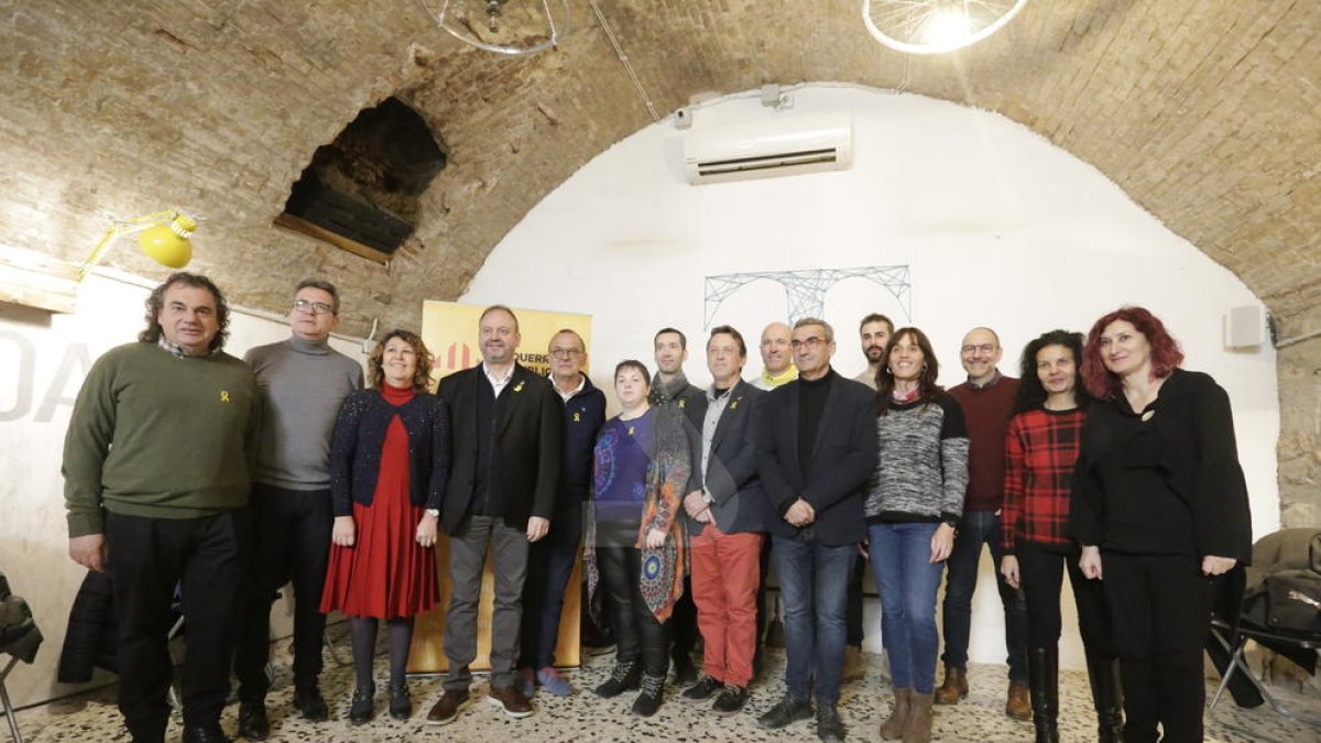 Foto de família de l'esmorzar d'ERC de Lleida amb els periodistes.