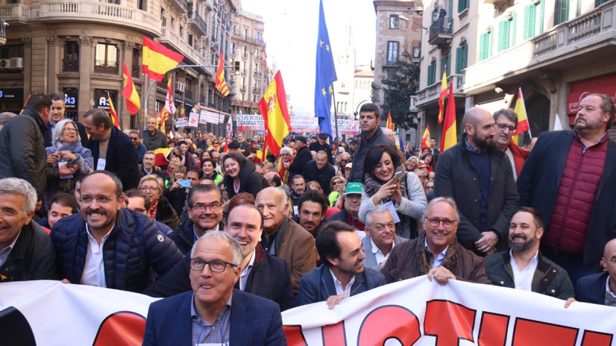El líder del PP barcelonés, Josep Bou, se marcó un baile frente a la pancarta de la marcha de Barcelona.