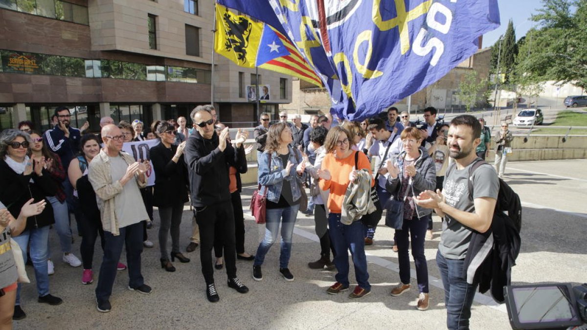 Pau Juvillà, a la dreta de la imatge, a la seua arribada aquest matí a l'edifici judicial de Lleida.