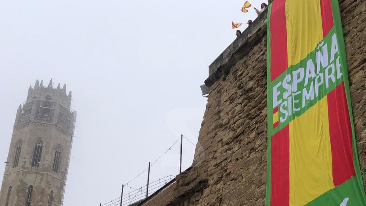 Vox cuelga una bandera española gigante en la Seu Vella de Lleida