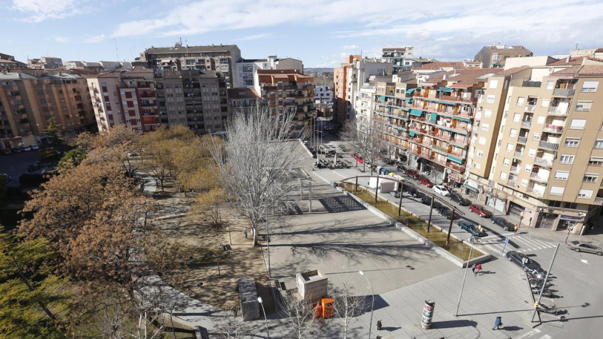 Vista general de la plaza de la Constitució, que la entidad vecinal pide rebautizar como del CLot