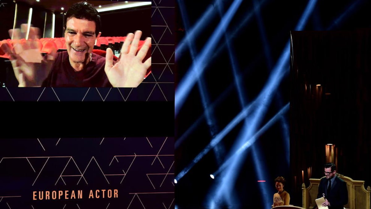 Antonio Banderas va fer una connexió en directe des de Màlaga amb Berlín per agrair el premi.