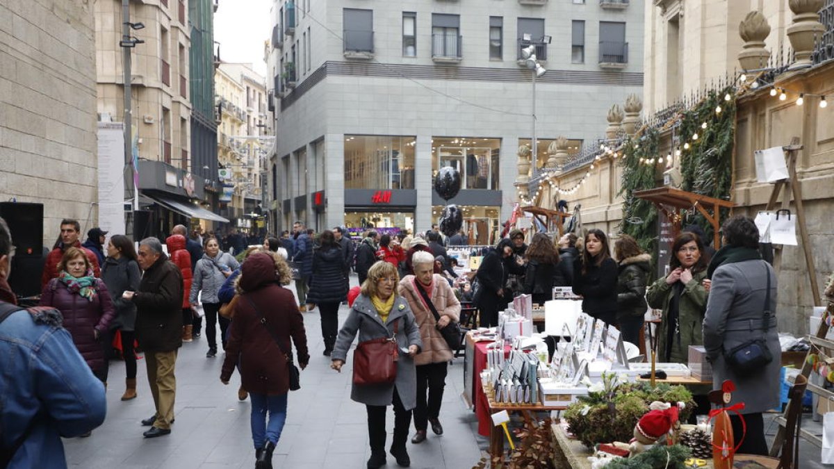 Algunos de los puestos de venta del Slow Shop Market celebrado ayer frente a la Catedral.