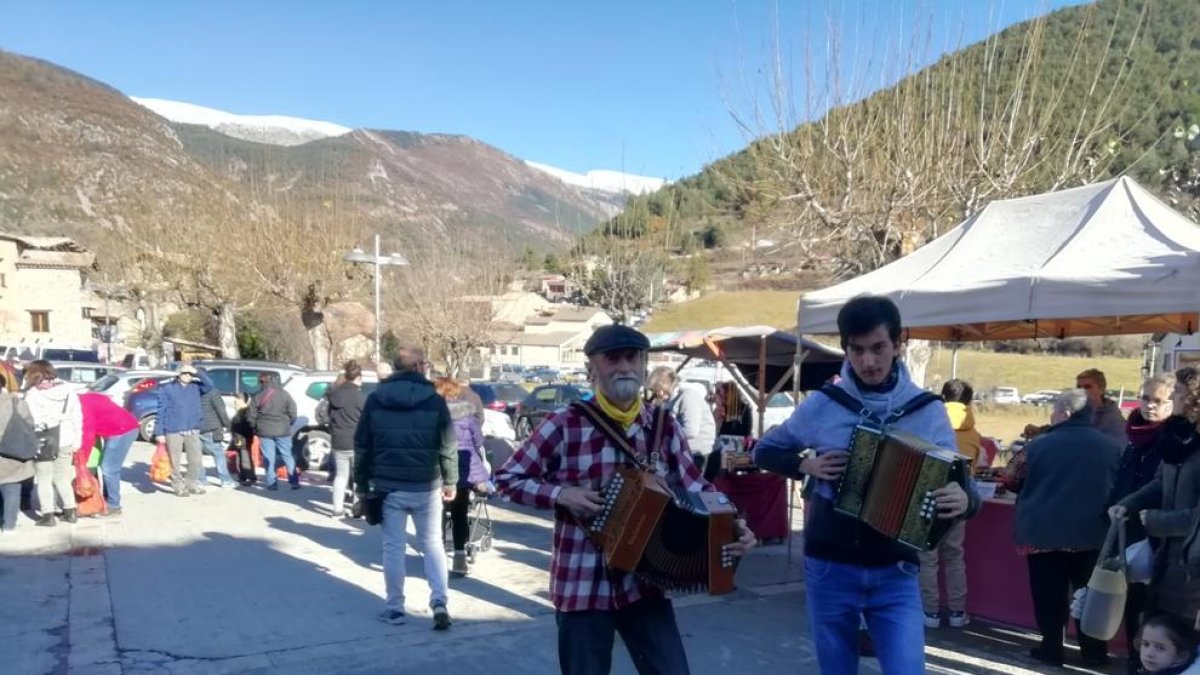 En Tuixent la jornada contó con música tradicional y popular del Pirineo a cargo de Pep Lizarra.