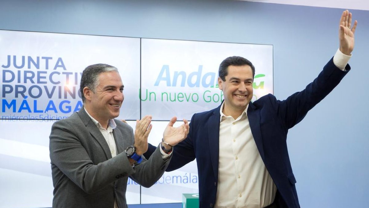 Imagen del líder del PP andaluz, Juanma Moreno, aplaudido por el portavoz, Elías Bendodo.