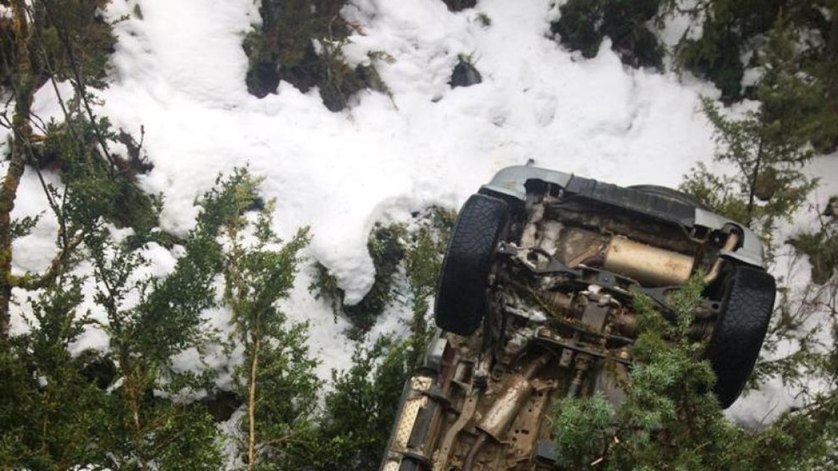 Vista del vehicle accidentat ahir a Bellver de Cerdanya.