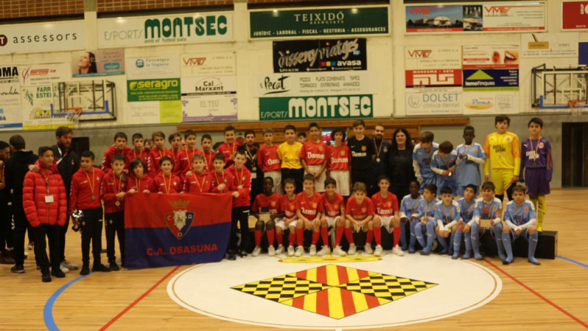 Els equips de la Damm –centre–, l’Osasuna –esquerra– i el Girona –dreta– van conformar el podi del torneig.