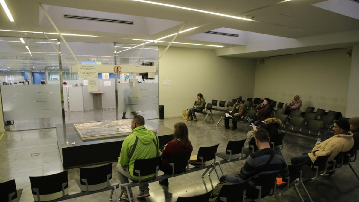 Sala d’espera de l’oficina del Servei d’Ocupació de Catalunya (SOC) a Lleida, ahir.