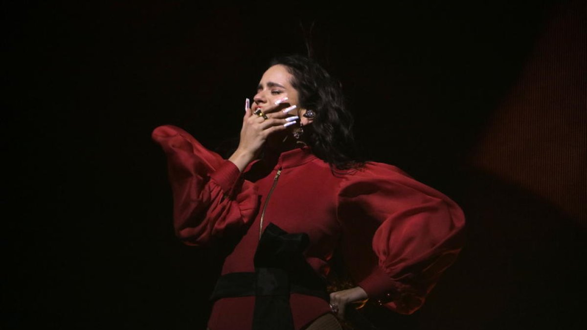 Rosalía, emocionada en el seu primer concert al Palau Sant Jordi.