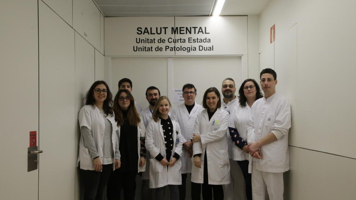 Foto de familia del equipo multisciplinar de la Unidad de Patología Dual del Santa Maria.