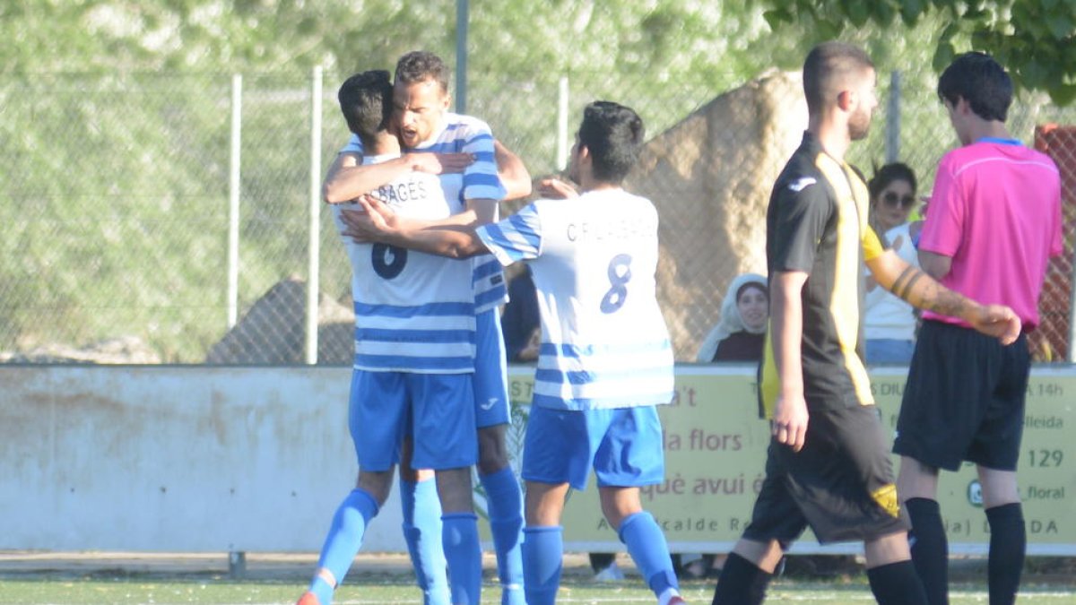 Los jugadores del Albagés celebran uno de sus goles en el partido del sábado contra el Pardinyes B.
