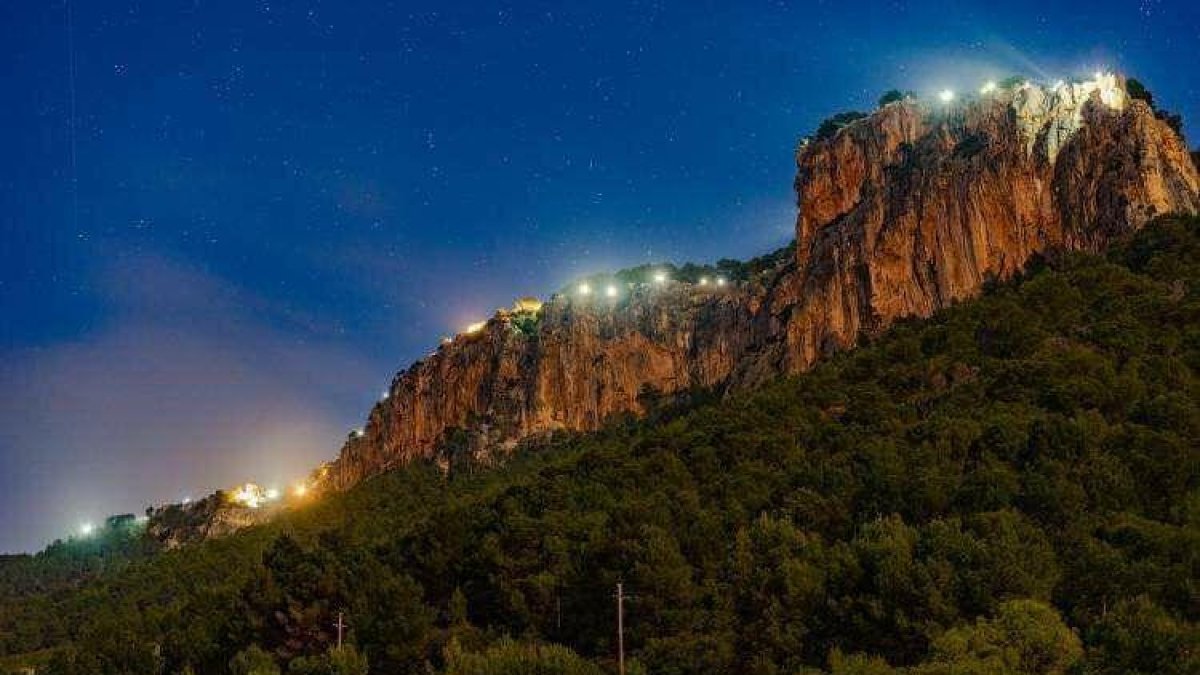 La Serra de Tramuntana de Mallorca, iluminada por los presos.
