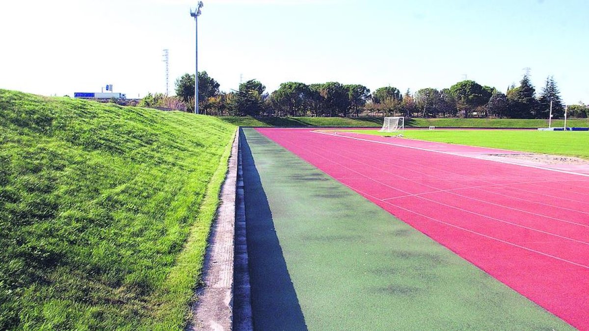 Imatge d’un lateral de les pistes on la Paeria es va plantejar construir una recta coberta el 2009.