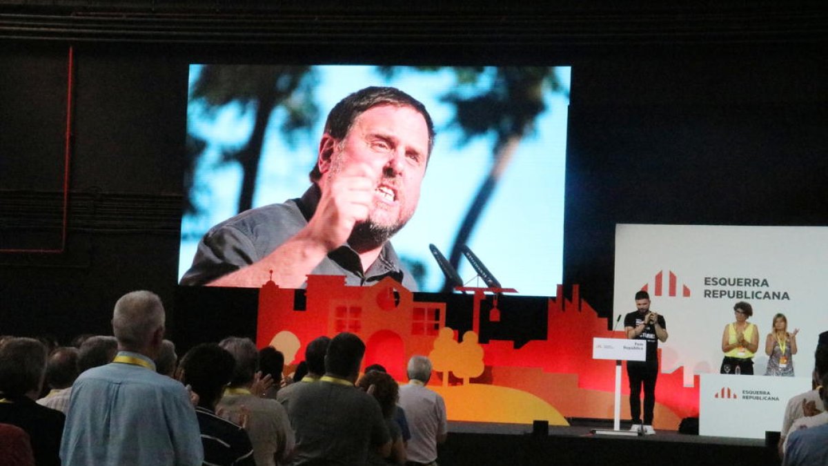 Imagen en la pantalla del presidente de ERC, Oriol Junqueras, después de que Gabriel Rufián leyera una carta suya desde d'Estremera, durante la Conferencia Nacional del partido, en La Farga de l'Hospitalet, el 30 de junio.