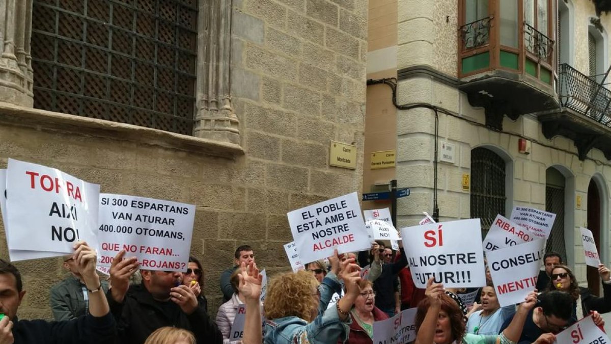 Manifestació per donar suport a l’alcalde de Riba-roja i l’abocador.