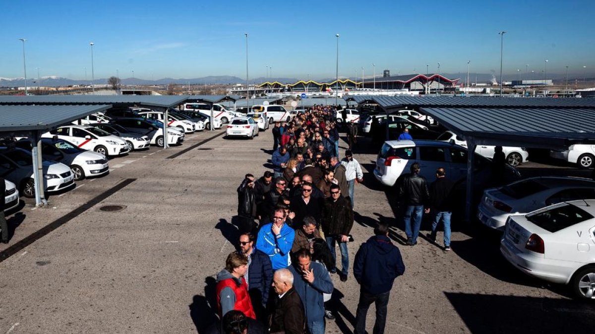 Imatge de taxistes a la cua per a la votació, ahir a Madrid.