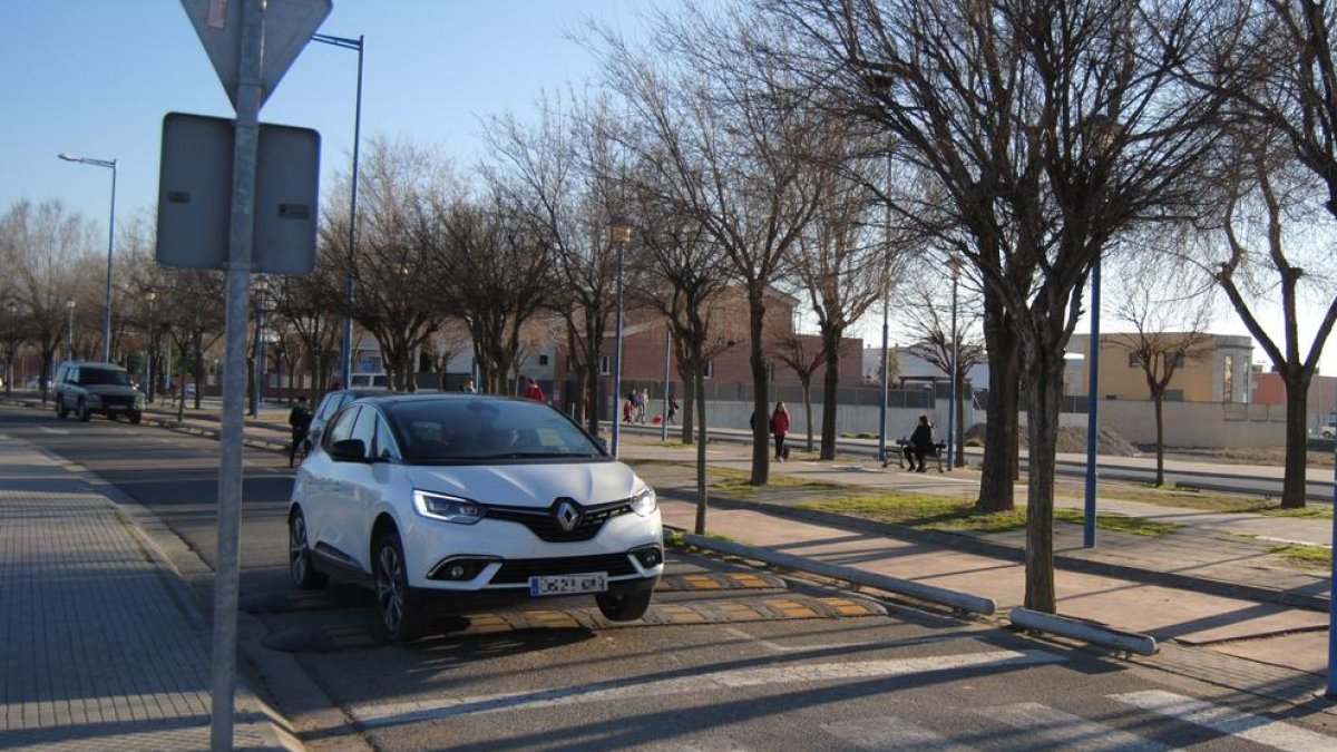 Un vehicle, amb les rodes de davant en l’aire després del ressalt.