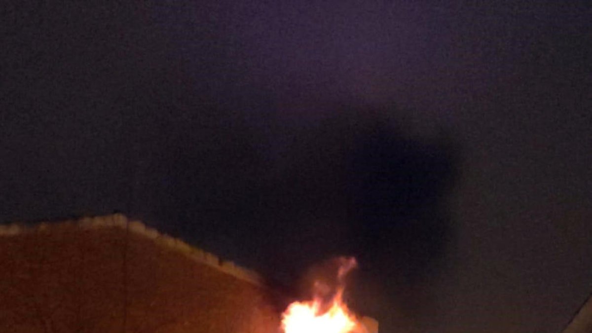 Un incendi obliga a desallotjar 8 pisos d'un bloc de Mollerussa