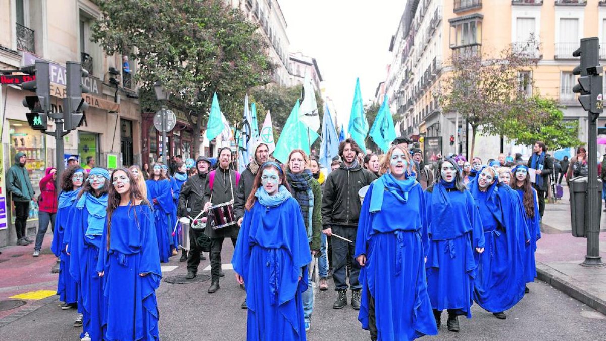 Un moment de la manifestació d’ahir a Madrid per conscienciar sobre la situació dels oceans.