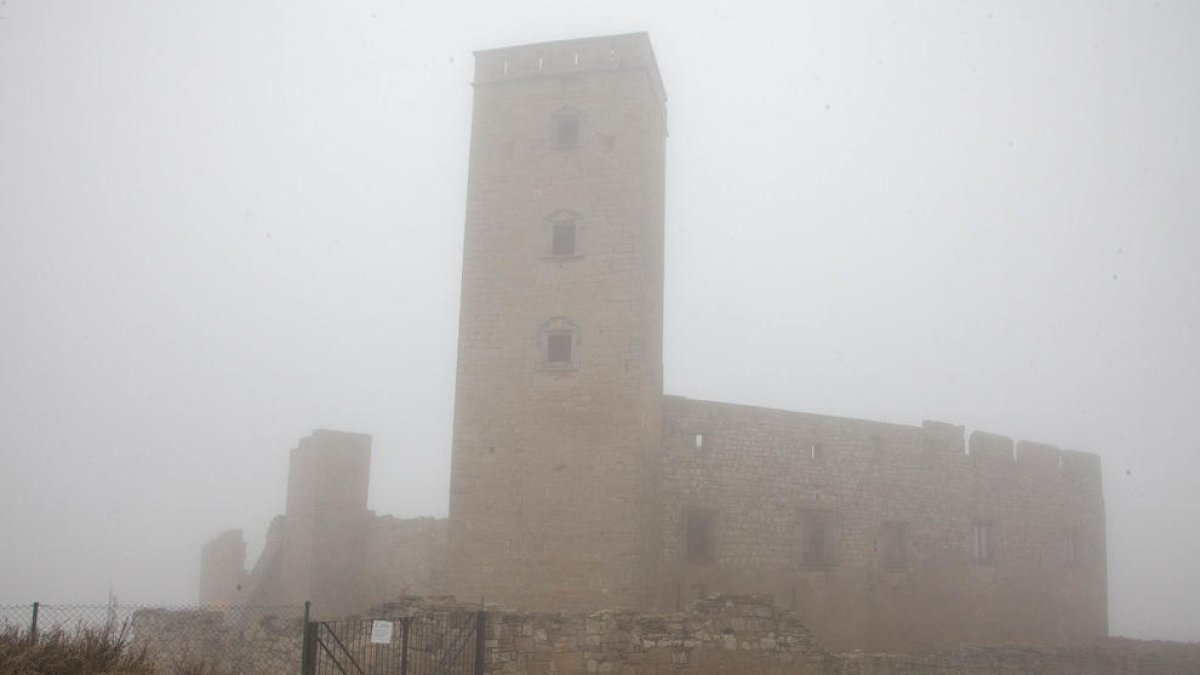Imagen del castillo ayer con una intensa niebla. 