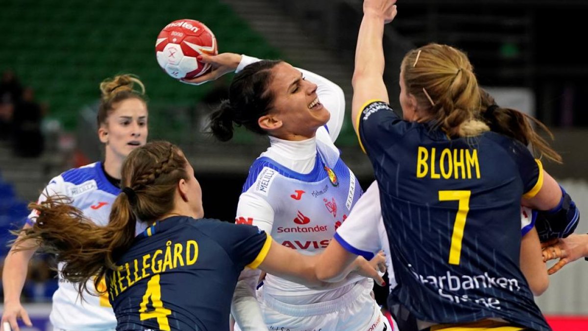 Una jugadora española intenta lanzar ante la defensa sueca.