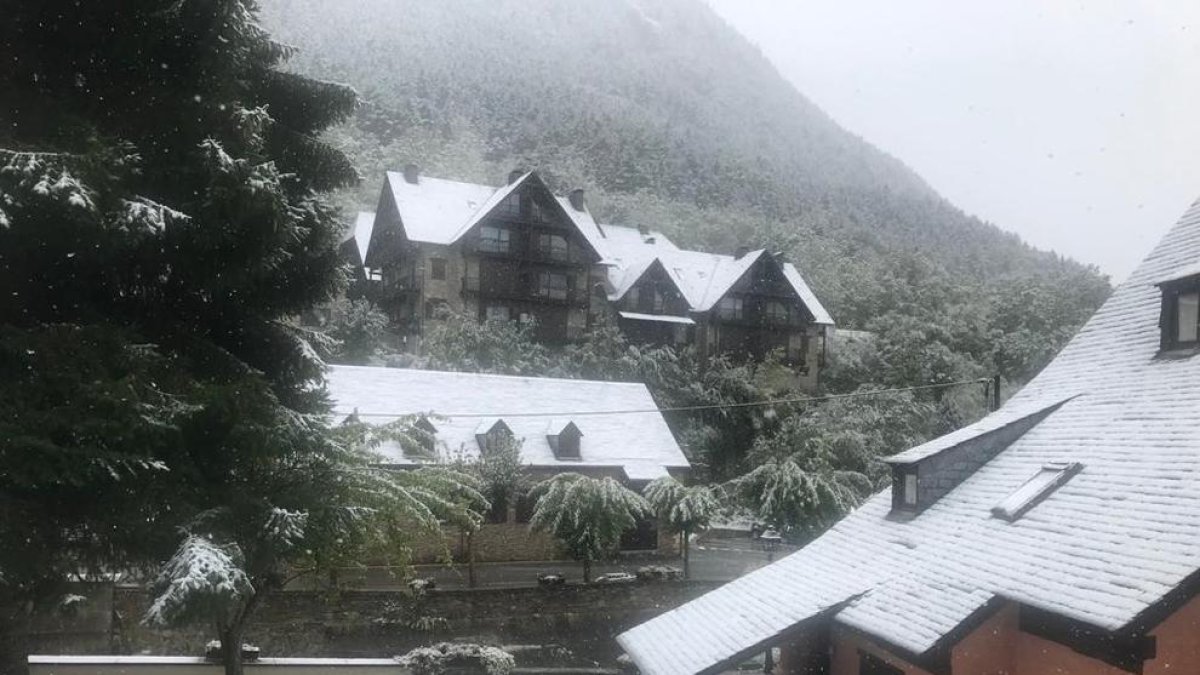 Imagen de la nevada de ayer en Tredòs, en el municipio de Naut Aran.