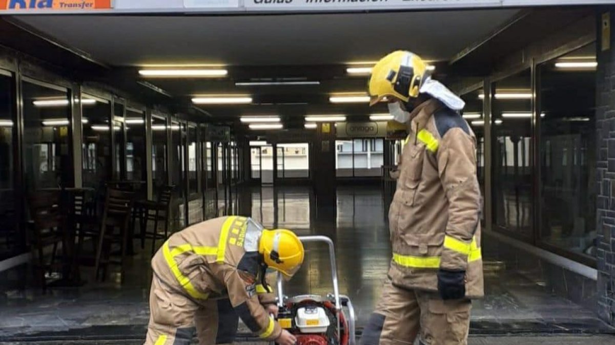 Los Pompièrs ventilaron la zona tras la fuga de gas propano ayer en Vielha.