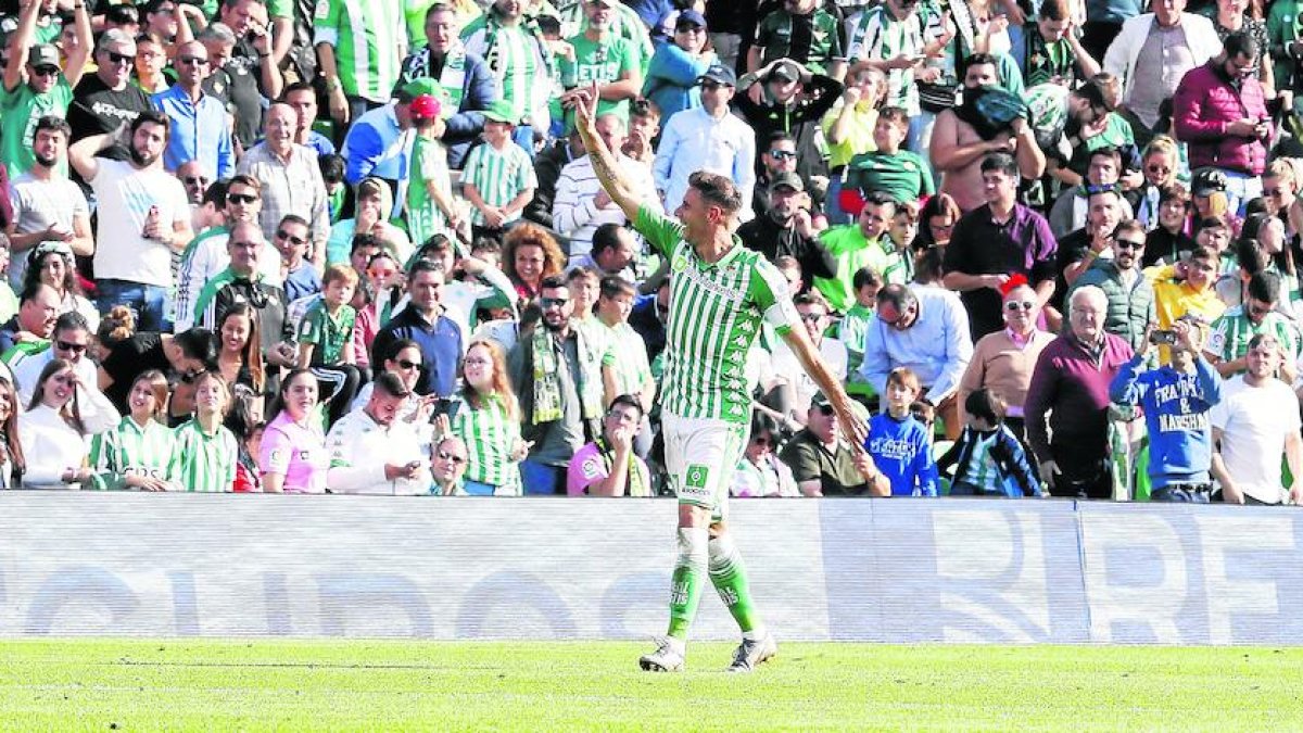 Joaquín celebra con la afición verdiblanca el segundo de los tres goles que marcó frente al Athletic.