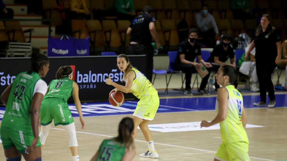 Laura Peña indica jugada en el partit a la pista de l’Araski.