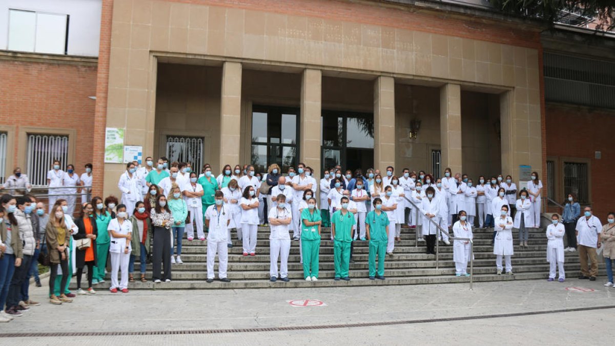Uns seixanta professionals de l’hospital Josep Trueta de Girona van fer ahir un minut de silenci.
