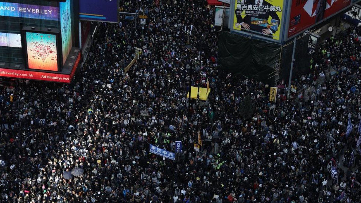 Col·lapse a Hong Kong en una multitudinària marxa de l’oposició