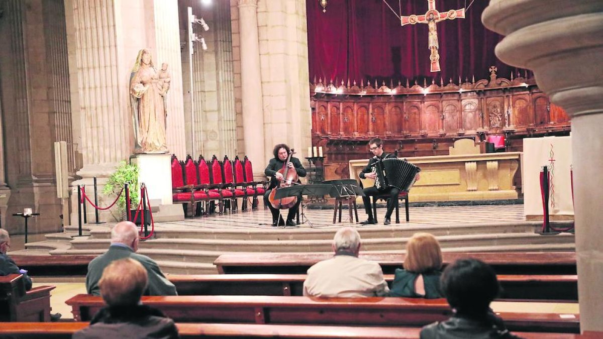 Els assistents al concert ‘AcordCello’, respectant la distància social ahir a la catedral.