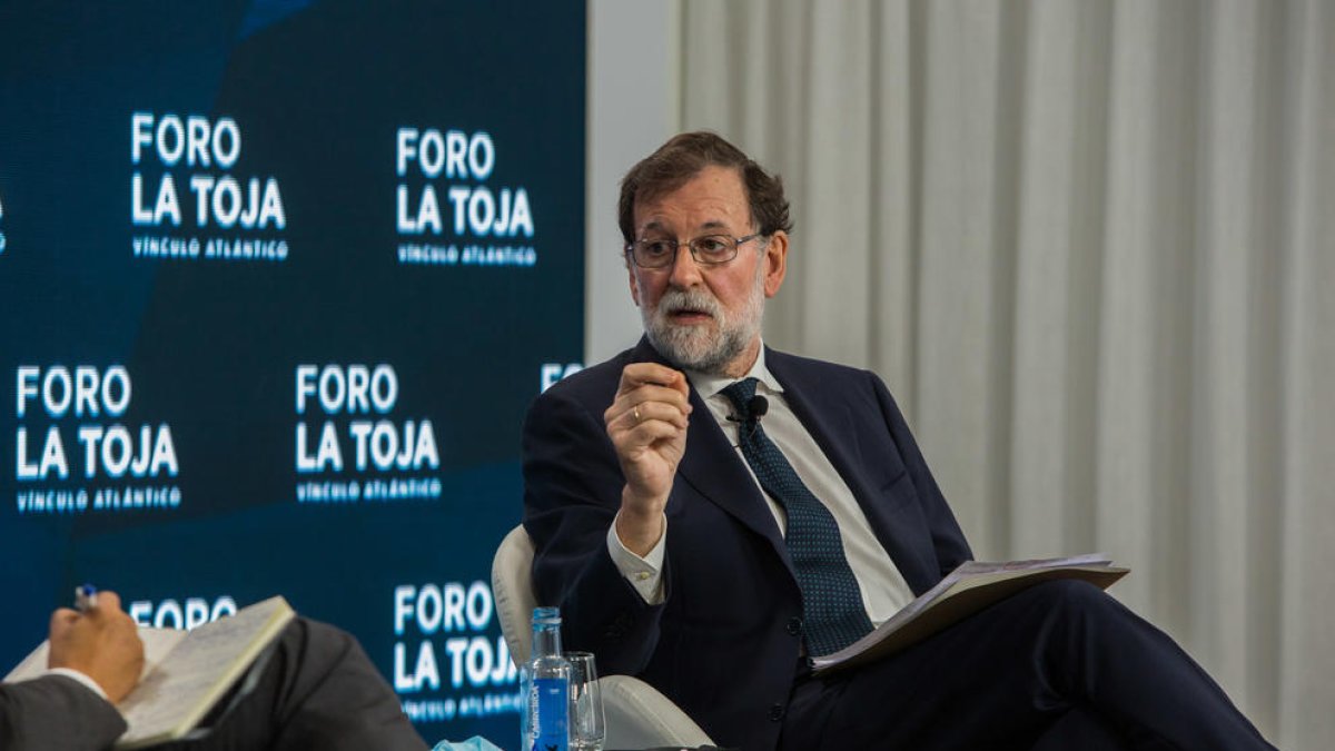 Mariano Rajoy, durante un debate  ayer en Pontevedra.