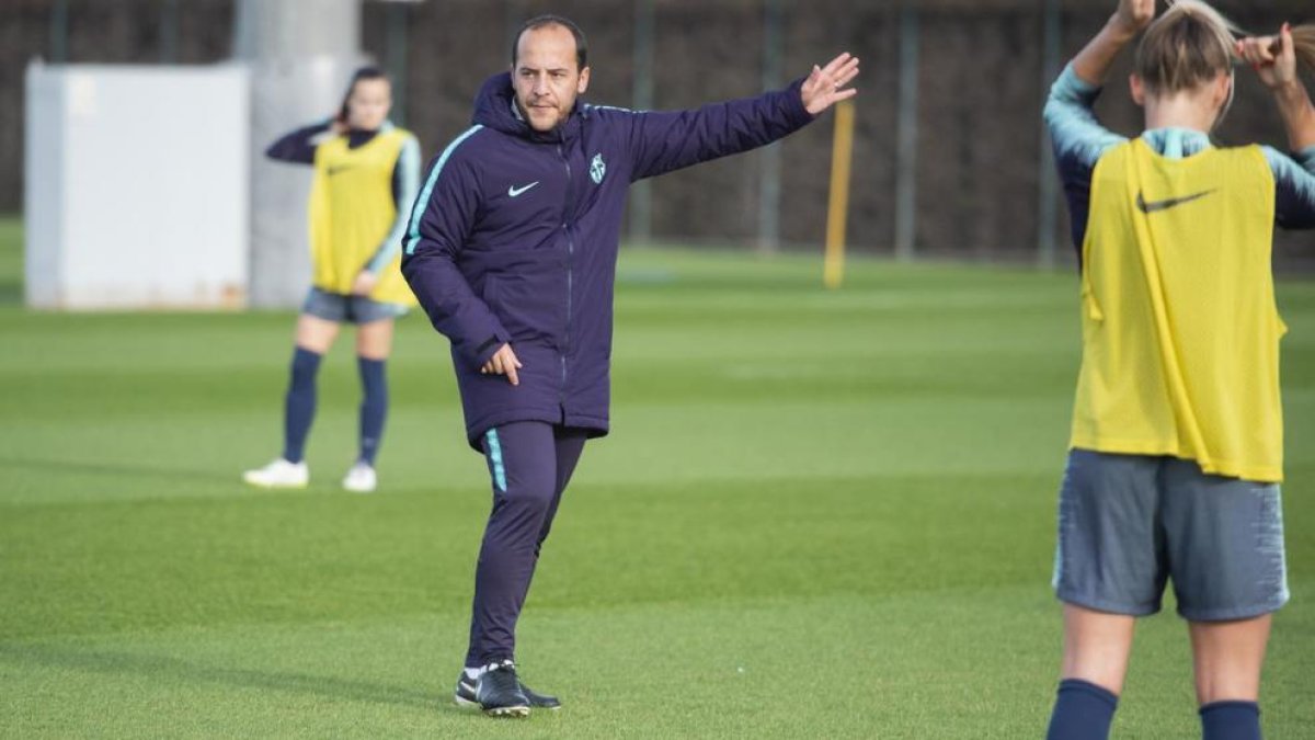 Lluís Cortés, que ya era miembro del staff técnico del Barça femenino, durante un entrenamiento