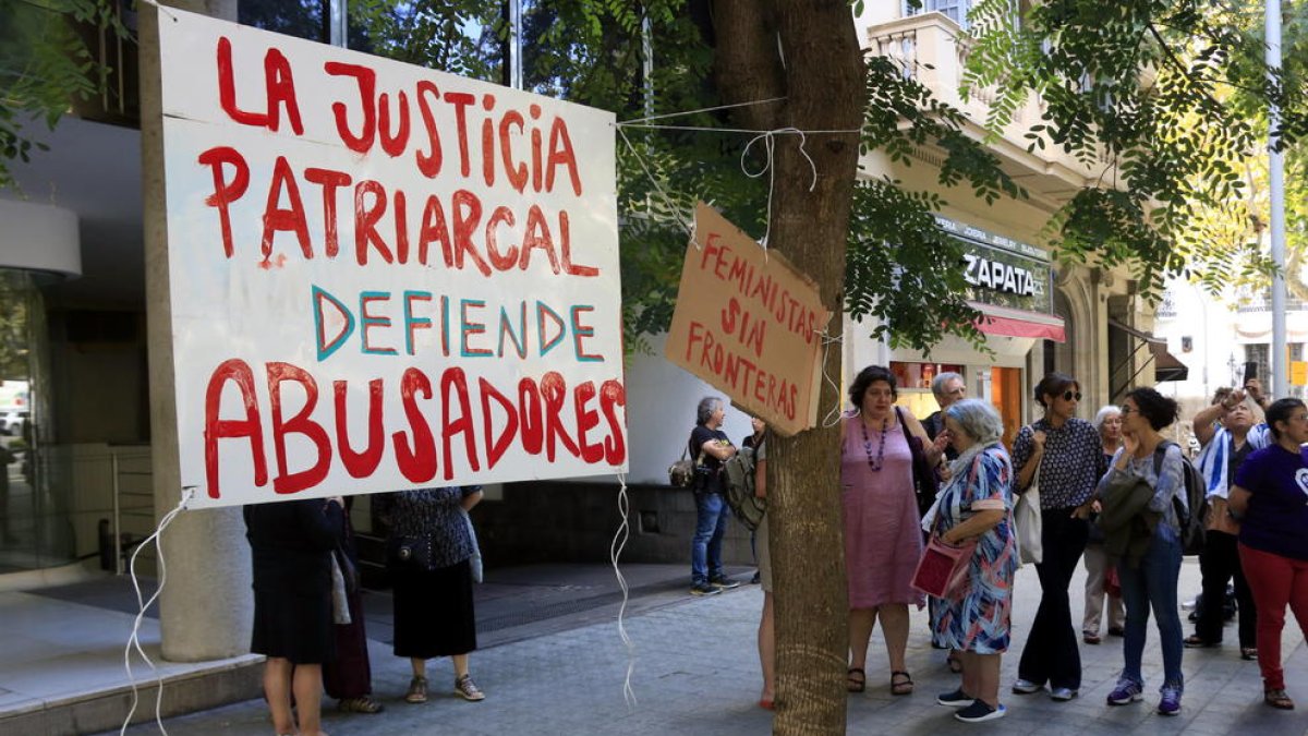 Concentració al consolat de l’Uruguai dilluns.