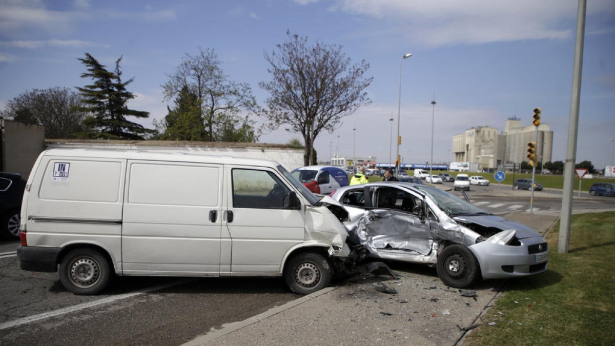 Herido un conductor en una colisión en la N-240 junto al cementerio