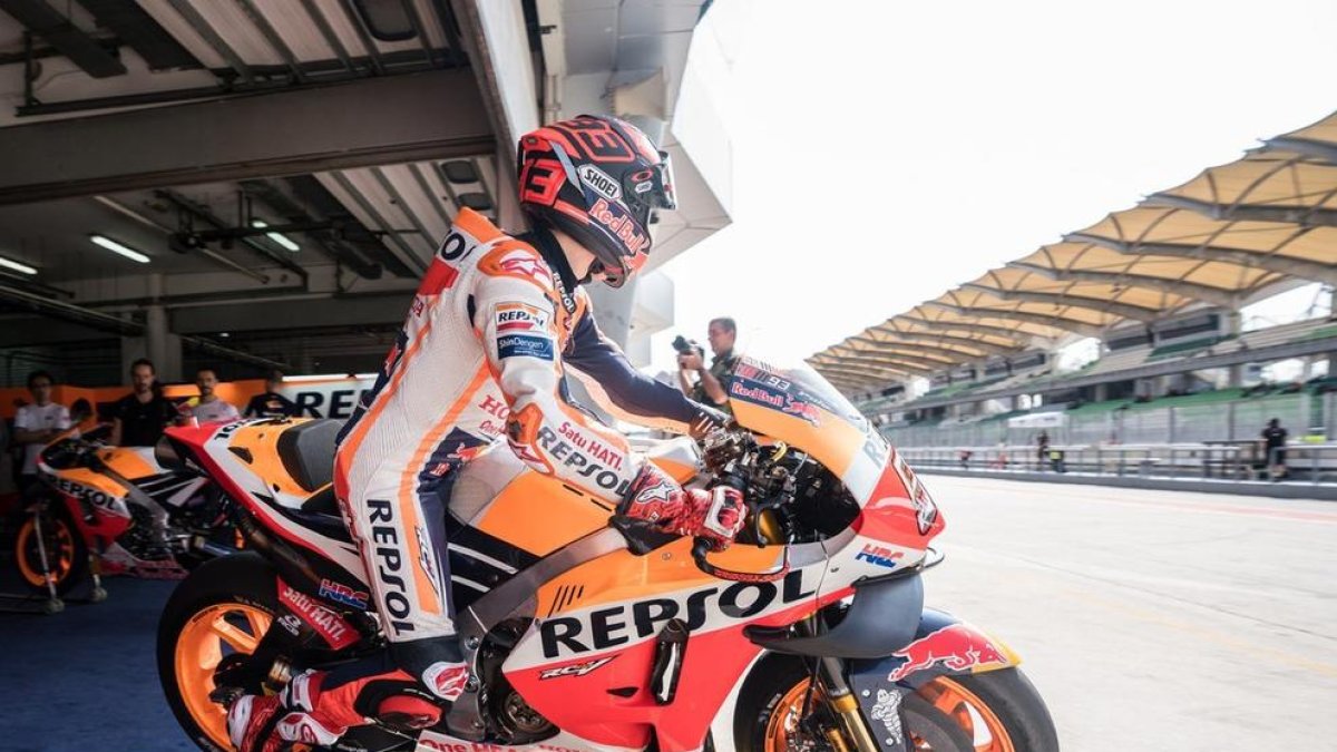 Márquez, amb la seua Honda, durant la segona jornada dels test a Sepang