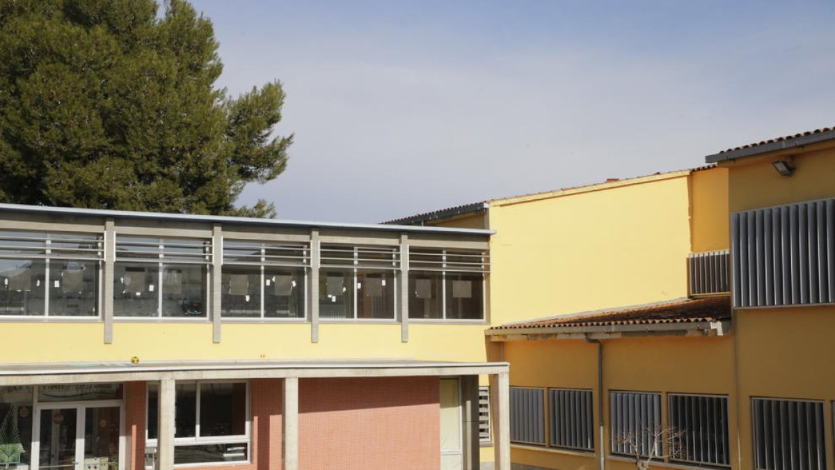 En este espacio sobre el tejado de la planta baja, y otro enfrente, se construirán más aulas.