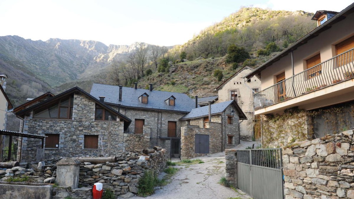 El poble de Cardet, al municipi de la Vall de Boí.